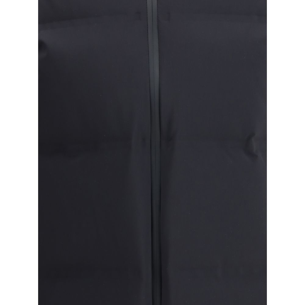 Front view with bag zipped and handles upright.