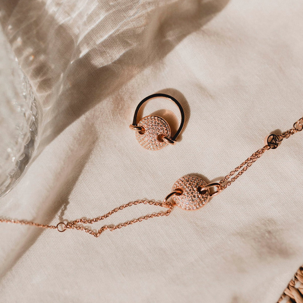 AN JEWELS JEWELRY Mod. AL.BJT01RC rose gold ring and bracelet on fabric background