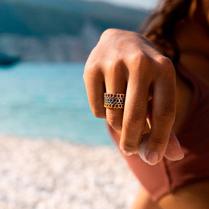 Hand showcasing AN JEWELS JEWELRY Mod. AL.RSC01SYR-9 ring by the beach