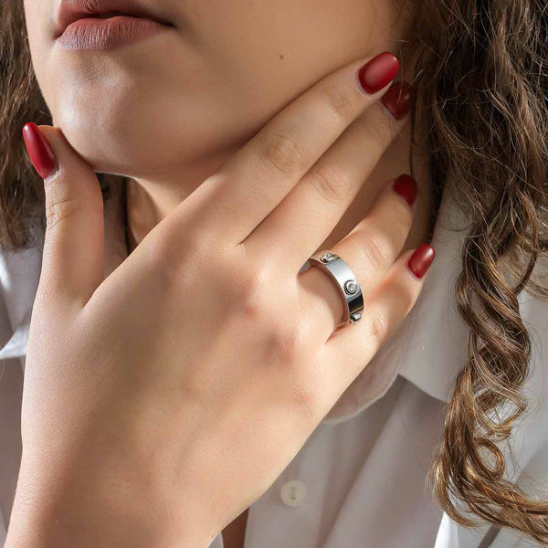 Woman wearing AN JEWELS JEWELRY Mod. AL.RWH01SC-8 ring with red nails showing elegance and style