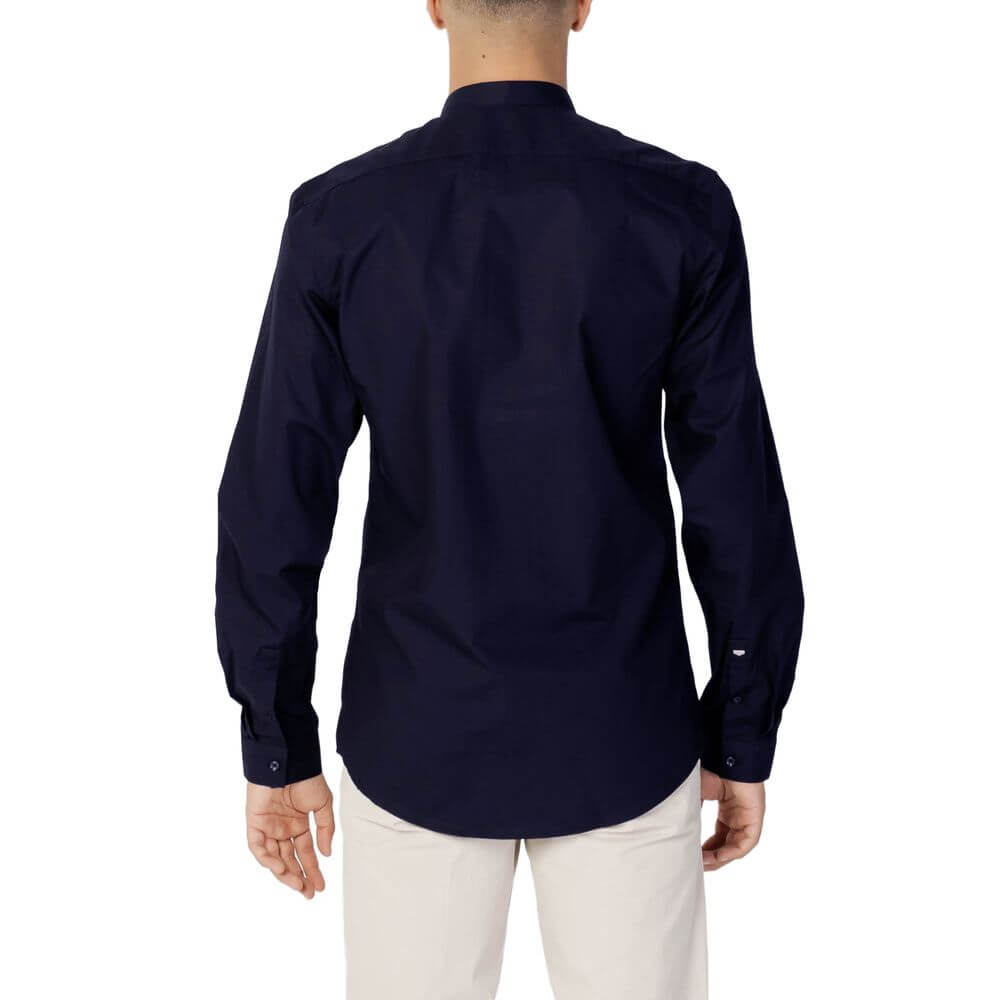 Front view with bag zipped and handles upright.