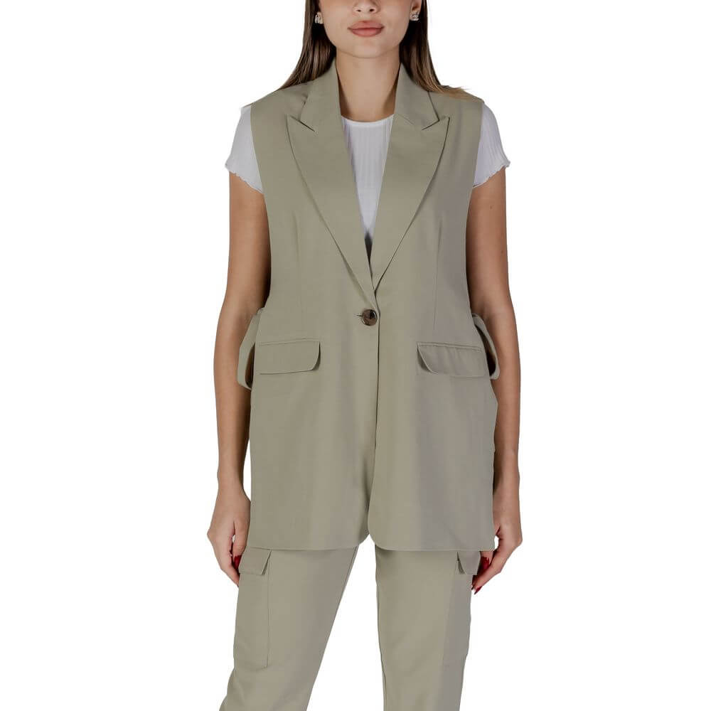 Front view with bag zipped and handles upright.