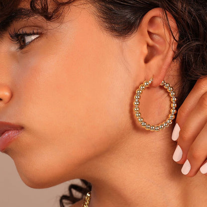Woman wearing ETRUSCA JEWELS JEWELRY Mod. WSET00808.YG hoop earring