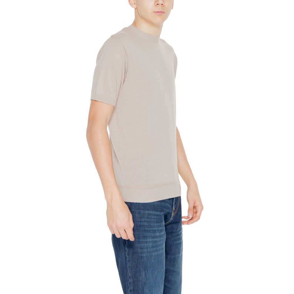 Front view with bag zipped and handles upright.