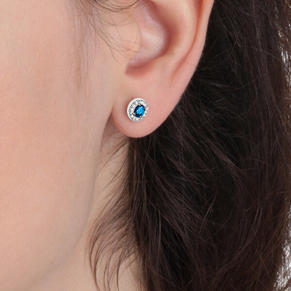 A close-up of an ear wearing the LA PETITE STORY JEWELRY Mod. LPS02ARQ15, showcasing elegant design.