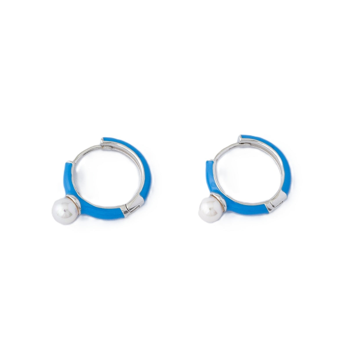 Pair of earrings from MAJORICA JEWELRY Mod. 17350.01.2.E00.000.1 featuring blue hoops with pearl accents.