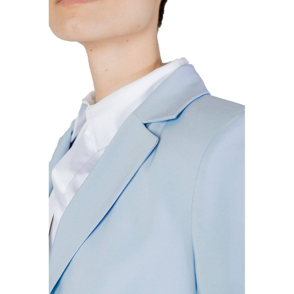 Front view with bag zipped and handles upright.