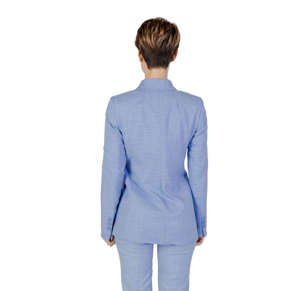 Front view with bag zipped and handles upright.