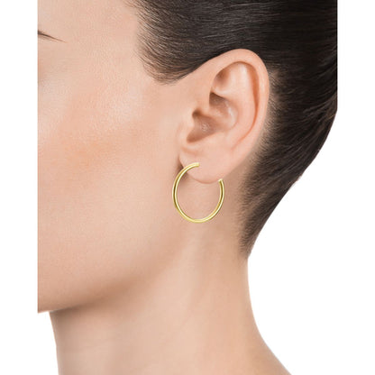Side view of lady wearing VICEROY JEWELS Mod. 13061E100-06 gold earrings, showcasing elegant design with Quartz Analog movement.